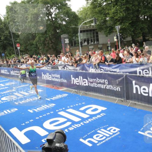 29.06.2025 - hella hamburg halbmarathon Michael Strokosch http://msf.ph/oto/8536006 29.06.2025 10:24:42 Ziel  meine-sportfotos.de
