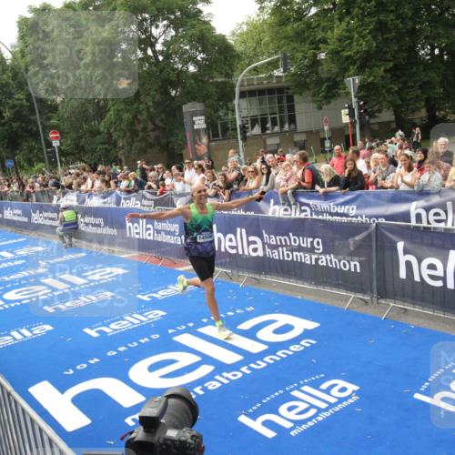 29.06.2025 - hella hamburg halbmarathon Michael Strokosch http://msf.ph/oto/8536009 29.06.2025 10:24:42 Ziel  meine-sportfotos.de