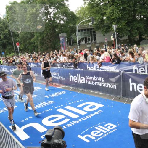 29.06.2025 - hella hamburg halbmarathon Michael Strokosch http://msf.ph/oto/8536027 29.06.2025 10:44:11 Ziel  meine-sportfotos.de