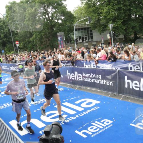 29.06.2025 - hella hamburg halbmarathon Michael Strokosch http://msf.ph/oto/8536029 29.06.2025 10:44:11 Ziel  meine-sportfotos.de