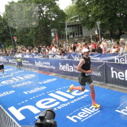 29.06.2025 - hella hamburg halbmarathon Michael Strokosch http://msf.ph/oto/8536036 29.06.2025 10:24:52 Ziel  meine-sportfotos.de