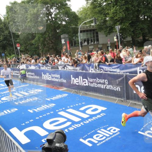 29.06.2025 - hella hamburg halbmarathon Michael Strokosch http://msf.ph/oto/8536037 29.06.2025 10:24:53 Ziel  meine-sportfotos.de