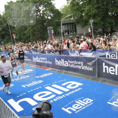 29.06.2025 - hella hamburg halbmarathon Michael Strokosch http://msf.ph/oto/8536038 29.06.2025 10:44:15 Ziel  meine-sportfotos.de