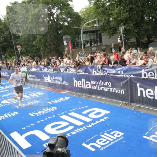 29.06.2025 - hella hamburg halbmarathon Michael Strokosch http://msf.ph/oto/8536039 29.06.2025 10:24:53 Ziel  meine-sportfotos.de