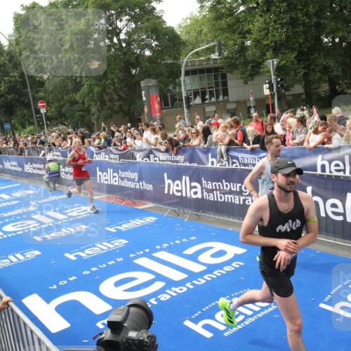 29.06.2025 - hella hamburg halbmarathon Michael Strokosch http://msf.ph/oto/8536056 29.06.2025 10:24:57 Ziel  meine-sportfotos.de