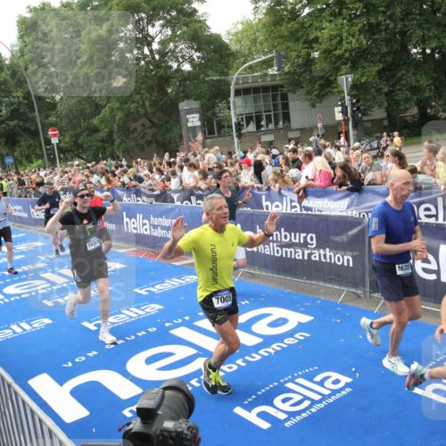 29.06.2025 - hella hamburg halbmarathon Michael Strokosch http://msf.ph/oto/8536059 29.06.2025 10:44:21 Ziel  meine-sportfotos.de