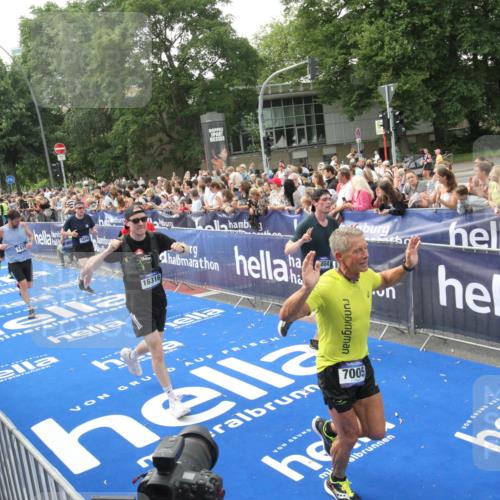 29.06.2025 - hella hamburg halbmarathon Michael Strokosch http://msf.ph/oto/8536061 29.06.2025 10:44:21 Ziel  meine-sportfotos.de