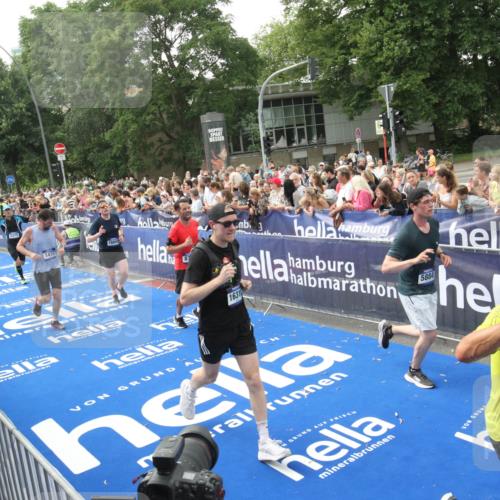 29.06.2025 - hella hamburg halbmarathon Michael Strokosch http://msf.ph/oto/8536063 29.06.2025 10:44:21 Ziel  meine-sportfotos.de