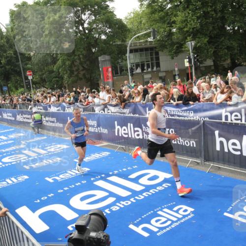29.06.2025 - hella hamburg halbmarathon Michael Strokosch http://msf.ph/oto/8536064 29.06.2025 10:25:00 Ziel  meine-sportfotos.de