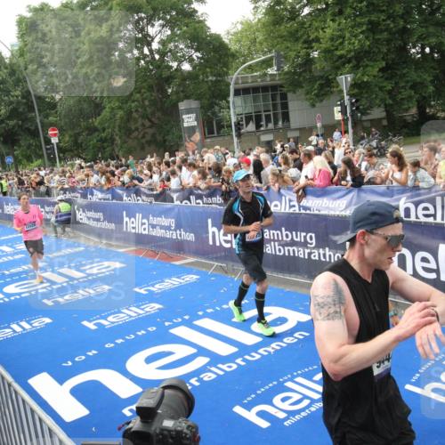29.06.2025 - hella hamburg halbmarathon Michael Strokosch http://msf.ph/oto/8536075 29.06.2025 10:44:24 Ziel  meine-sportfotos.de