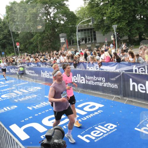 29.06.2025 - hella hamburg halbmarathon Michael Strokosch http://msf.ph/oto/8536083 29.06.2025 10:44:26 Ziel  meine-sportfotos.de