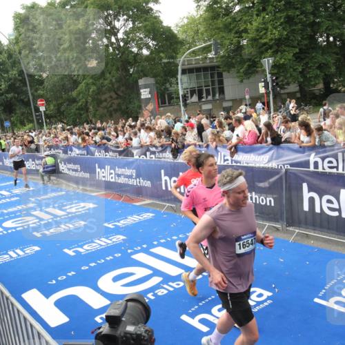29.06.2025 - hella hamburg halbmarathon Michael Strokosch http://msf.ph/oto/8536085 29.06.2025 10:44:26 Ziel  meine-sportfotos.de