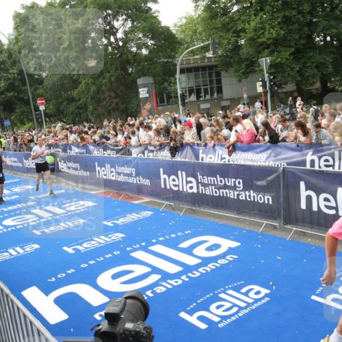 29.06.2025 - hella hamburg halbmarathon Michael Strokosch http://msf.ph/oto/8536087 29.06.2025 10:44:27 Ziel  meine-sportfotos.de