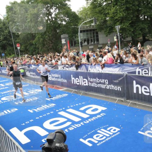 29.06.2025 - hella hamburg halbmarathon Michael Strokosch http://msf.ph/oto/8536089 29.06.2025 10:44:28 Ziel  meine-sportfotos.de