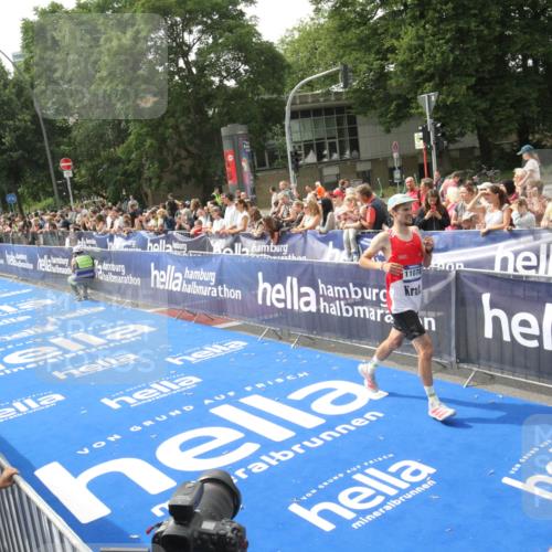 29.06.2025 - hella hamburg halbmarathon Michael Strokosch http://msf.ph/oto/8536094 29.06.2025 10:25:11 Ziel  meine-sportfotos.de