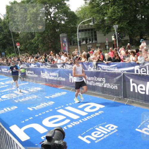 29.06.2025 - hella hamburg halbmarathon Michael Strokosch http://msf.ph/oto/8536098 29.06.2025 10:25:17 Ziel  meine-sportfotos.de