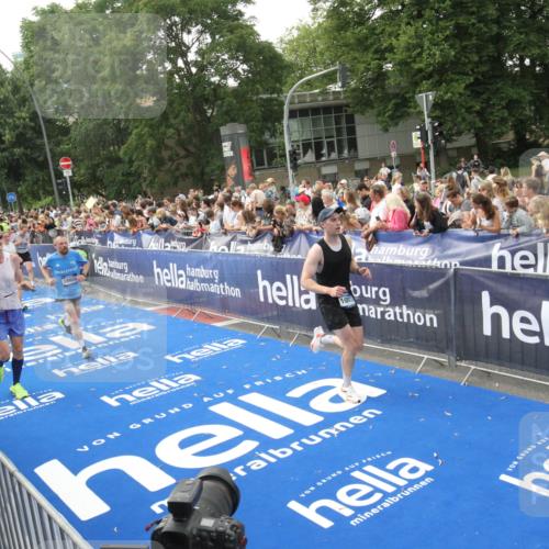 29.06.2025 - hella hamburg halbmarathon Michael Strokosch http://msf.ph/oto/8536099 29.06.2025 10:44:30 Ziel  meine-sportfotos.de