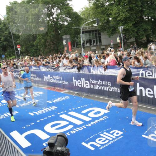 29.06.2025 - hella hamburg halbmarathon Michael Strokosch http://msf.ph/oto/8536101 29.06.2025 10:44:31 Ziel  meine-sportfotos.de