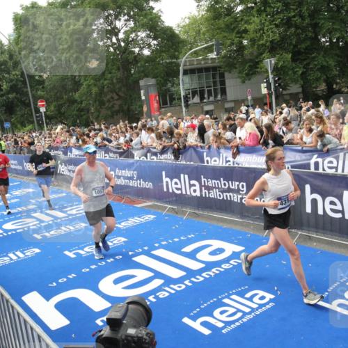 29.06.2025 - hella hamburg halbmarathon Michael Strokosch http://msf.ph/oto/8536116 29.06.2025 10:44:33 Ziel  meine-sportfotos.de