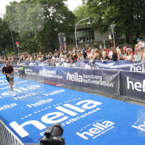29.06.2025 - hella hamburg halbmarathon Michael Strokosch http://msf.ph/oto/8536125 29.06.2025 10:25:27 Ziel  meine-sportfotos.de