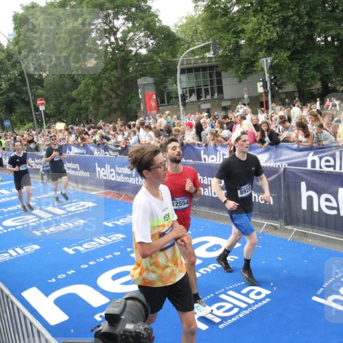 29.06.2025 - hella hamburg halbmarathon Michael Strokosch http://msf.ph/oto/8536126 29.06.2025 10:44:35 Ziel  meine-sportfotos.de