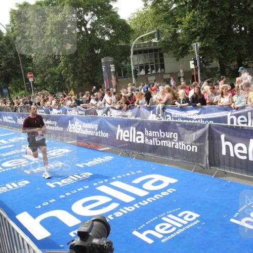 29.06.2025 - hella hamburg halbmarathon Michael Strokosch http://msf.ph/oto/8536127 29.06.2025 10:25:28 Ziel  meine-sportfotos.de