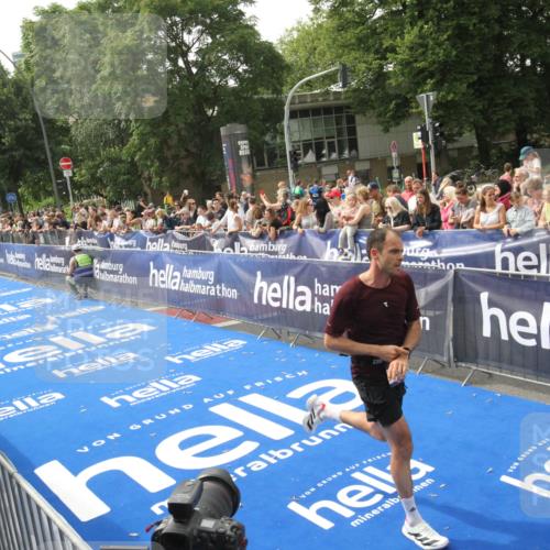 29.06.2025 - hella hamburg halbmarathon Michael Strokosch http://msf.ph/oto/8536133 29.06.2025 10:25:29 Ziel  meine-sportfotos.de