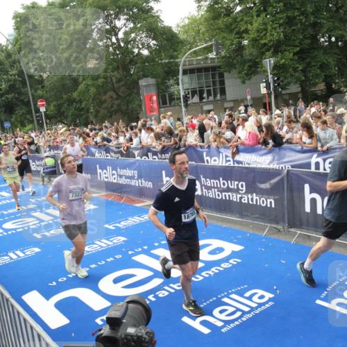 29.06.2025 - hella hamburg halbmarathon Michael Strokosch http://msf.ph/oto/8536136 29.06.2025 10:44:38 Ziel  meine-sportfotos.de