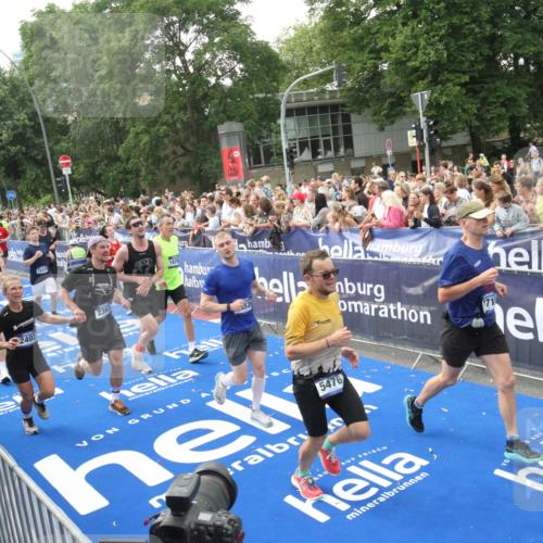 29.06.2025 - hella hamburg halbmarathon Michael Strokosch http://msf.ph/oto/8536150 29.06.2025 10:44:41 Ziel  meine-sportfotos.de