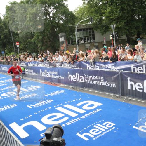 29.06.2025 - hella hamburg halbmarathon Michael Strokosch http://msf.ph/oto/8536151 29.06.2025 10:25:37 Ziel  meine-sportfotos.de
