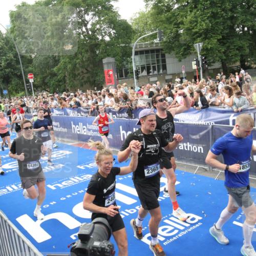 29.06.2025 - hella hamburg halbmarathon Michael Strokosch http://msf.ph/oto/8536155 29.06.2025 10:44:42 Ziel  meine-sportfotos.de