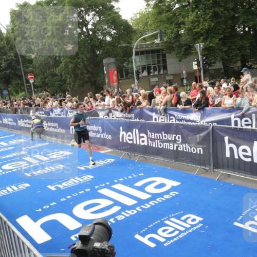 29.06.2025 - hella hamburg halbmarathon Michael Strokosch http://msf.ph/oto/8536170 29.06.2025 10:25:48 Ziel  meine-sportfotos.de