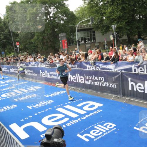 29.06.2025 - hella hamburg halbmarathon Michael Strokosch http://msf.ph/oto/8536172 29.06.2025 10:25:48 Ziel  meine-sportfotos.de