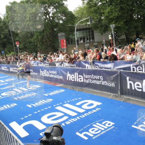 29.06.2025 - hella hamburg halbmarathon Michael Strokosch http://msf.ph/oto/8536177 29.06.2025 10:25:50 Ziel  meine-sportfotos.de