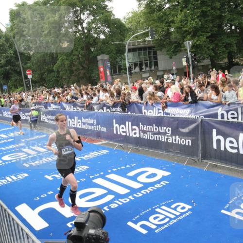 29.06.2025 - hella hamburg halbmarathon Michael Strokosch http://msf.ph/oto/8536180 29.06.2025 10:44:47 Ziel  meine-sportfotos.de