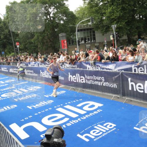 29.06.2025 - hella hamburg halbmarathon Michael Strokosch http://msf.ph/oto/8536181 29.06.2025 10:25:50 Ziel  meine-sportfotos.de
