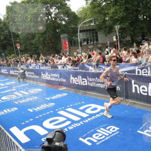 29.06.2025 - hella hamburg halbmarathon Michael Strokosch http://msf.ph/oto/8536185 29.06.2025 10:25:51 Ziel  meine-sportfotos.de