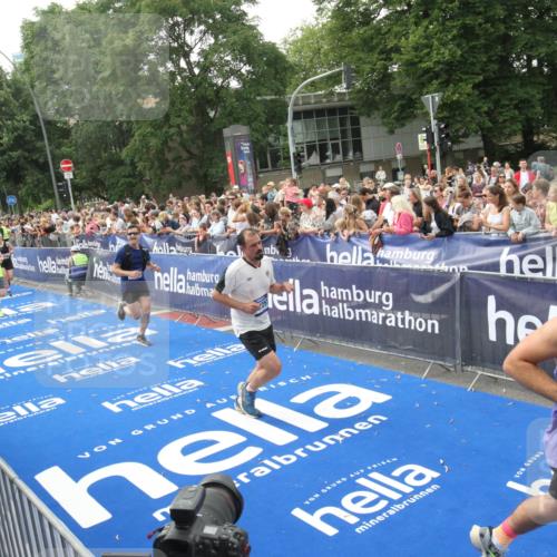 29.06.2025 - hella hamburg halbmarathon Michael Strokosch http://msf.ph/oto/8536190 29.06.2025 10:44:51 Ziel  meine-sportfotos.de