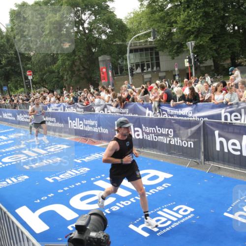 29.06.2025 - hella hamburg halbmarathon Michael Strokosch http://msf.ph/oto/8536197 29.06.2025 10:25:58 Ziel  meine-sportfotos.de