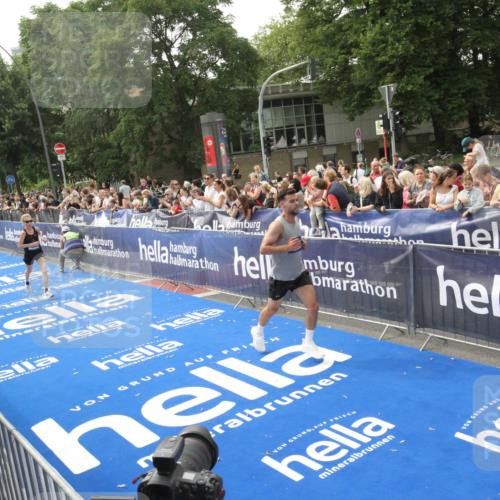 29.06.2025 - hella hamburg halbmarathon Michael Strokosch http://msf.ph/oto/8536204 29.06.2025 10:25:59 Ziel  meine-sportfotos.de