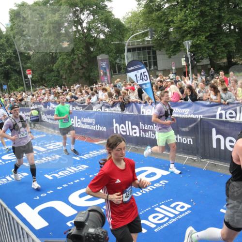 29.06.2025 - hella hamburg halbmarathon Michael Strokosch http://msf.ph/oto/8536213 29.06.2025 10:44:55 Ziel  meine-sportfotos.de