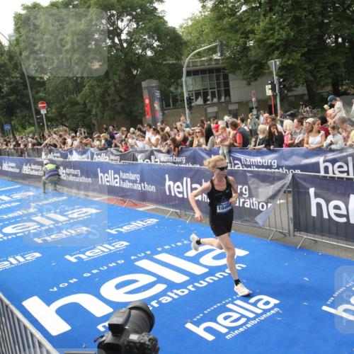 29.06.2025 - hella hamburg halbmarathon Michael Strokosch http://msf.ph/oto/8536214 29.06.2025 10:26:01 Ziel  meine-sportfotos.de