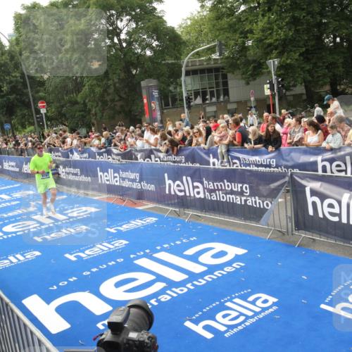 29.06.2025 - hella hamburg halbmarathon Michael Strokosch http://msf.ph/oto/8536218 29.06.2025 10:26:03 Ziel  meine-sportfotos.de