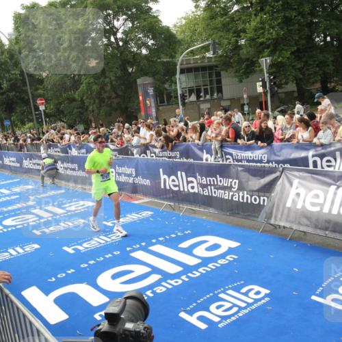 29.06.2025 - hella hamburg halbmarathon Michael Strokosch http://msf.ph/oto/8536222 29.06.2025 10:26:03 Ziel  meine-sportfotos.de