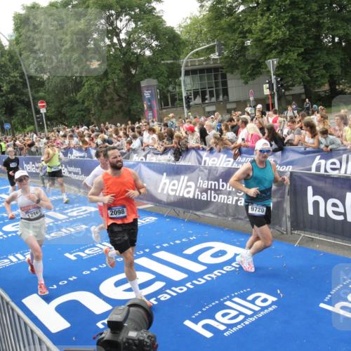 29.06.2025 - hella hamburg halbmarathon Michael Strokosch http://msf.ph/oto/8536227 29.06.2025 10:44:58 Ziel  meine-sportfotos.de