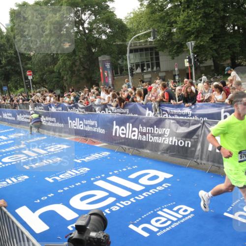 29.06.2025 - hella hamburg halbmarathon Michael Strokosch http://msf.ph/oto/8536228 29.06.2025 10:26:04 Ziel  meine-sportfotos.de