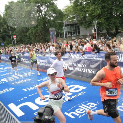 29.06.2025 - hella hamburg halbmarathon Michael Strokosch http://msf.ph/oto/8536231 29.06.2025 10:44:59 Ziel  meine-sportfotos.de