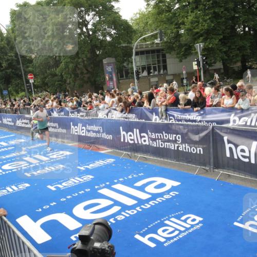 29.06.2025 - hella hamburg halbmarathon Michael Strokosch http://msf.ph/oto/8536236 29.06.2025 10:26:09 Ziel  meine-sportfotos.de