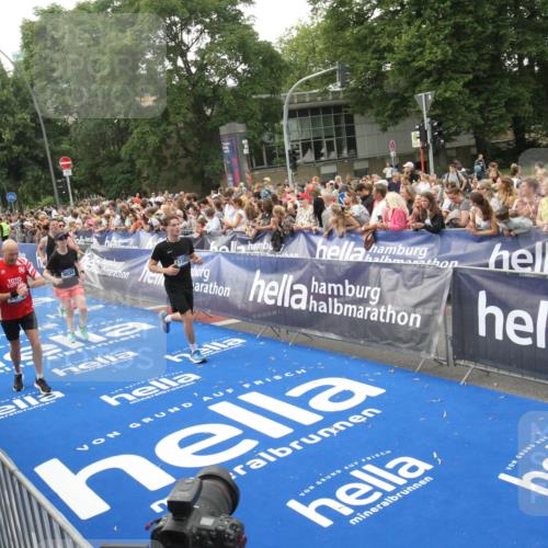 29.06.2025 - hella hamburg halbmarathon Michael Strokosch http://msf.ph/oto/8536241 29.06.2025 10:45:02 Ziel  meine-sportfotos.de