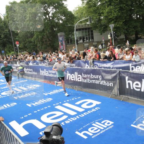 29.06.2025 - hella hamburg halbmarathon Michael Strokosch http://msf.ph/oto/8536242 29.06.2025 10:26:10 Ziel  meine-sportfotos.de